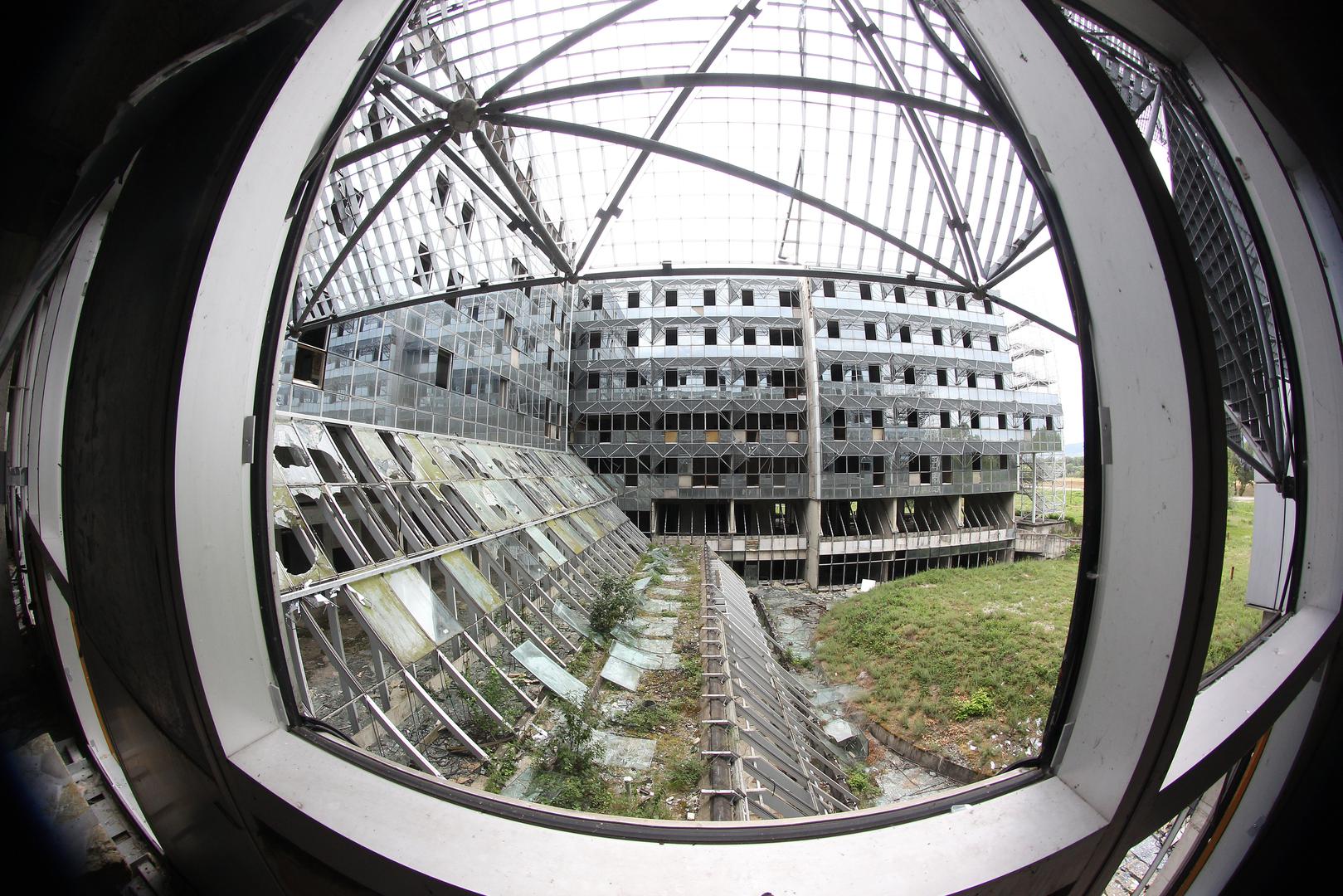 Ideja o izgradnji moderne sveučilišne bolnice javila se početkom 1980-ih, potaknuta potrebom za proširenjem kapaciteta zagrebačkog zdravstva. 