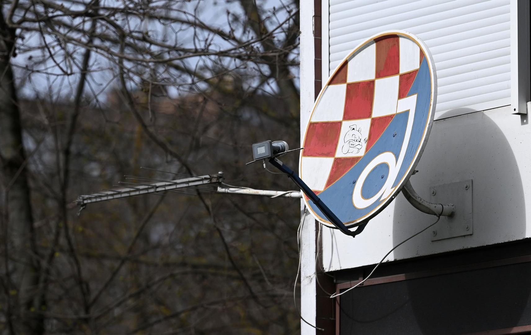Neobično oslikani tanjur privukao je pažnju brojnih prolaznika.