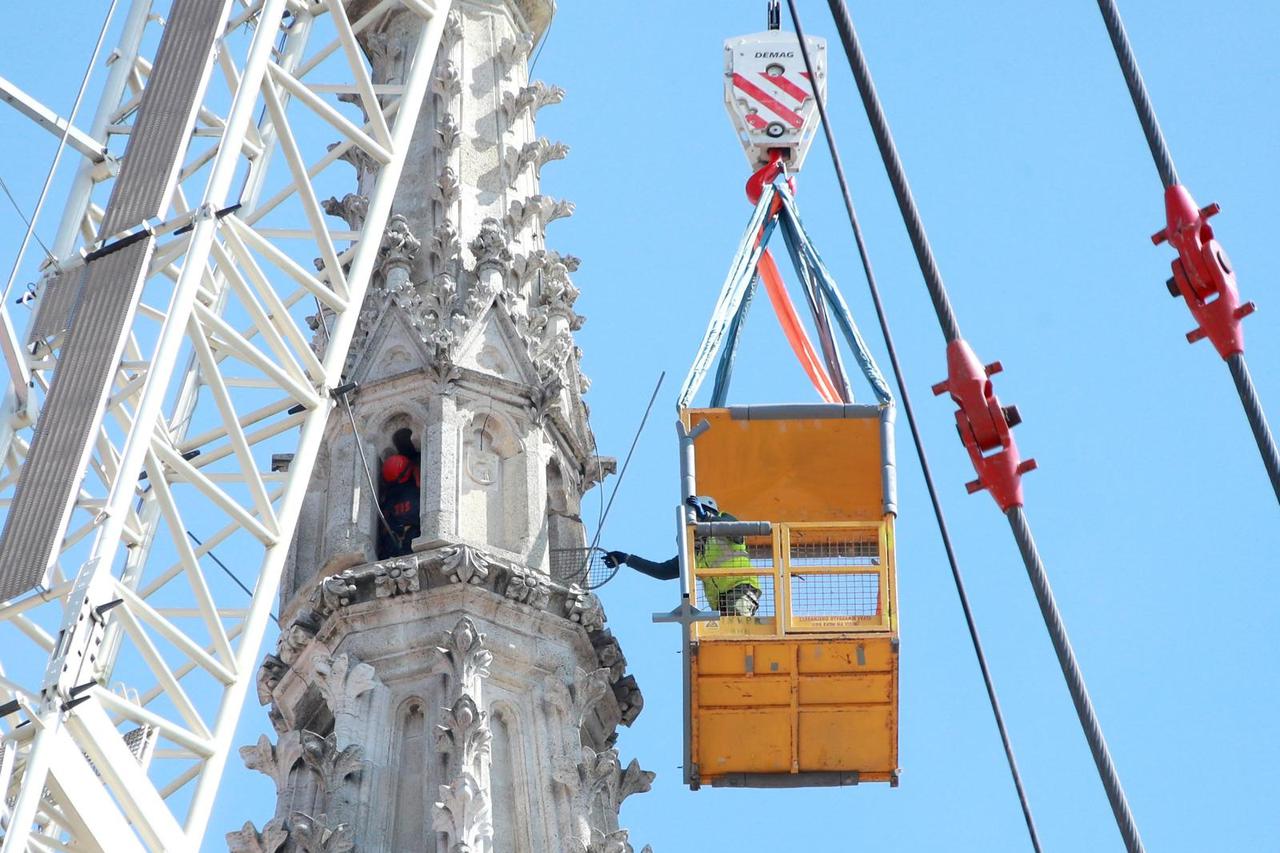Započela sanacija tornjeva katedrale pomoću gigantske dizalice