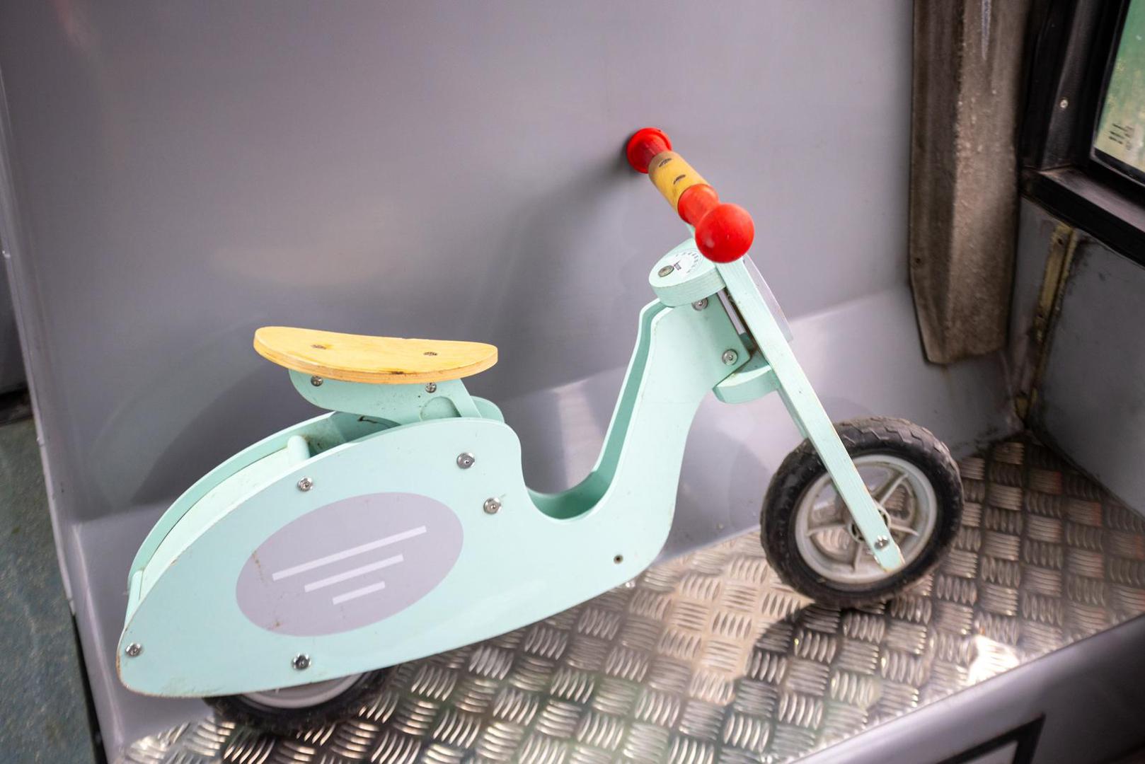 U ReBusu se mogu pronaći ili ostaviti razni predmeti – kućanski aparati, posuđe, knjige, lampe, dječja kolica, hranilice, hodalice, krevetići i igračke.