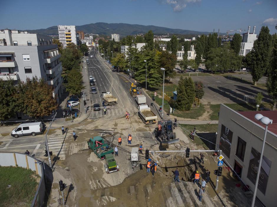 Pogled iz zraka na raskrižje Selske i Baštijanove gdje je puknula vodovodna cijev