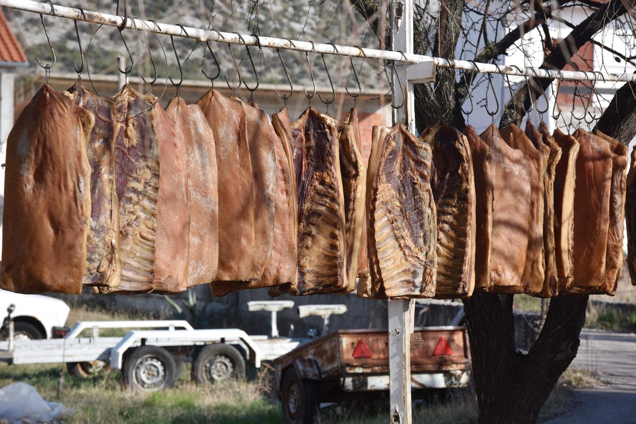 Šibenik: Domišljati mještani iskoristili buru za sušenje slanine