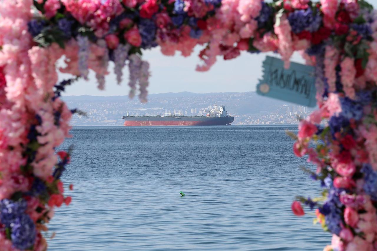 Tanker Valtamed Valletta isplovljava s terminala u Omišlju