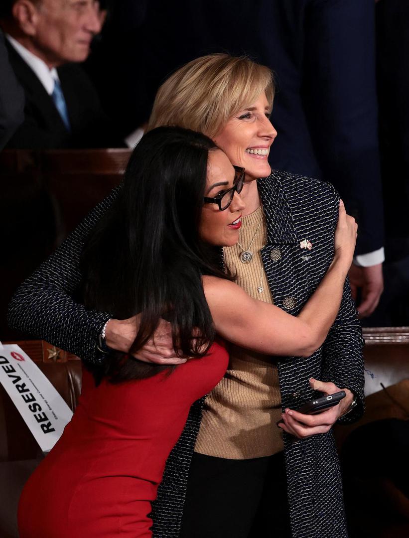 Ubrzo su ustale te se nasmijale i zagrlile. Sudeći prema tome, nisu ozbiljnije ozlijeđene pri padu. 