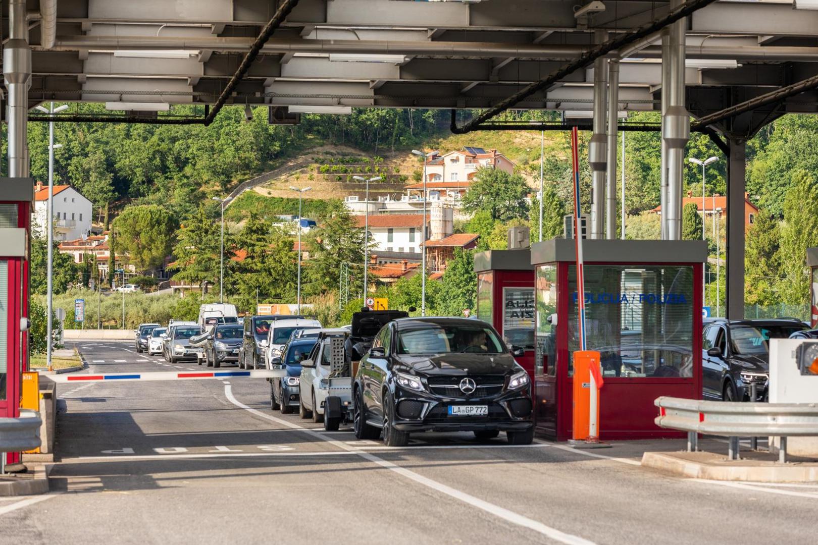 22.05.2020.. Plovanija - Strani drzavljani ulaze u Hrvatsku na granicnom prijelazu Kastel.Photo: Srecko Niketic/PIXSELL