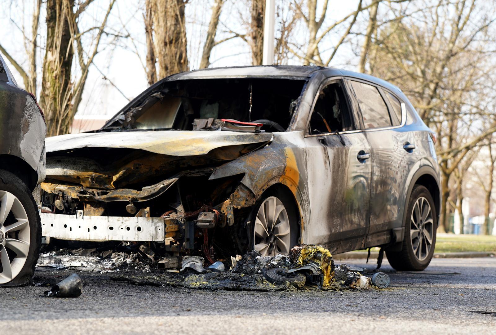 "Požar se proširio na obližnji parkirani osobni automobil marke Mazda zagrebačkih registarskih oznaka u vlasništvu trgovačkog društva te na osobni automobil marke Opel zagrebačkih registarskih oznaka u vlasništvu 20-godišnjakinje", navela je policija.

