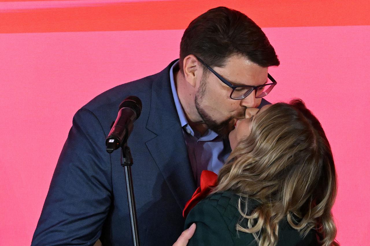 Zagreb: Peđa Grbin dobio podršku od supruge tijekom govora