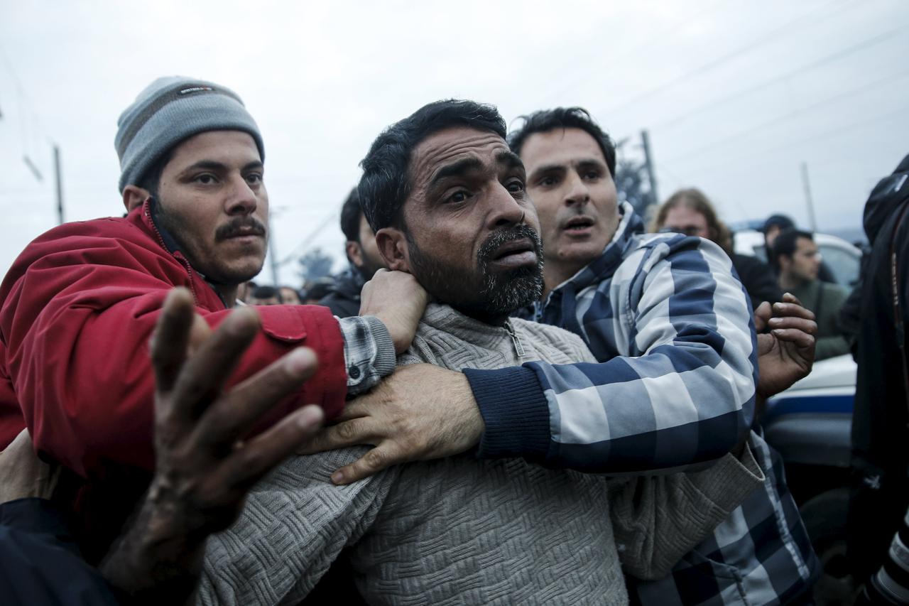 Refugees drag another refugee to the police, accusing him of abusing a young girl, at a makeshift camp at the Greek-Macedonian border near the village of Idomeni, Greece, March 17, 2016. REUTERS/Alkis Konstantinidis      TPX IMAGES OF THE DAY     