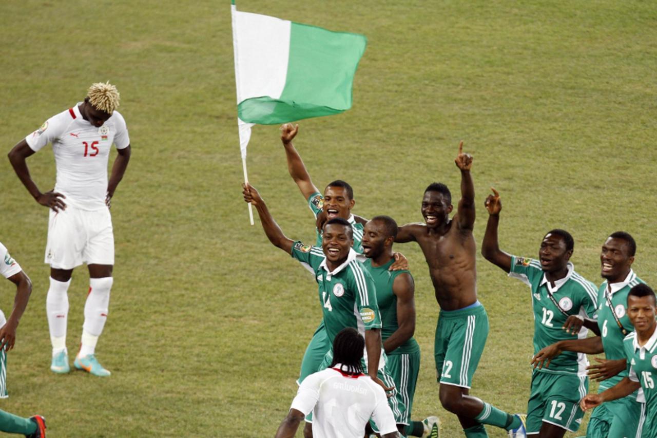 'Nigeria\'s players celebrate winning their African Nations Cup (AFCON 2013) final soccer match against Burkina Faso in Johannesburg February 10, 2013.  REUTERS/Siphiwe Sibeko (SOUTH AFRICA - Tags: SP