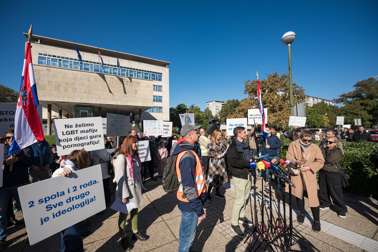 Zagreb: Inicijativa "Karte na stol" organizirala je prosvjed kojim se protive novim formatom zdravstvenog odgoja