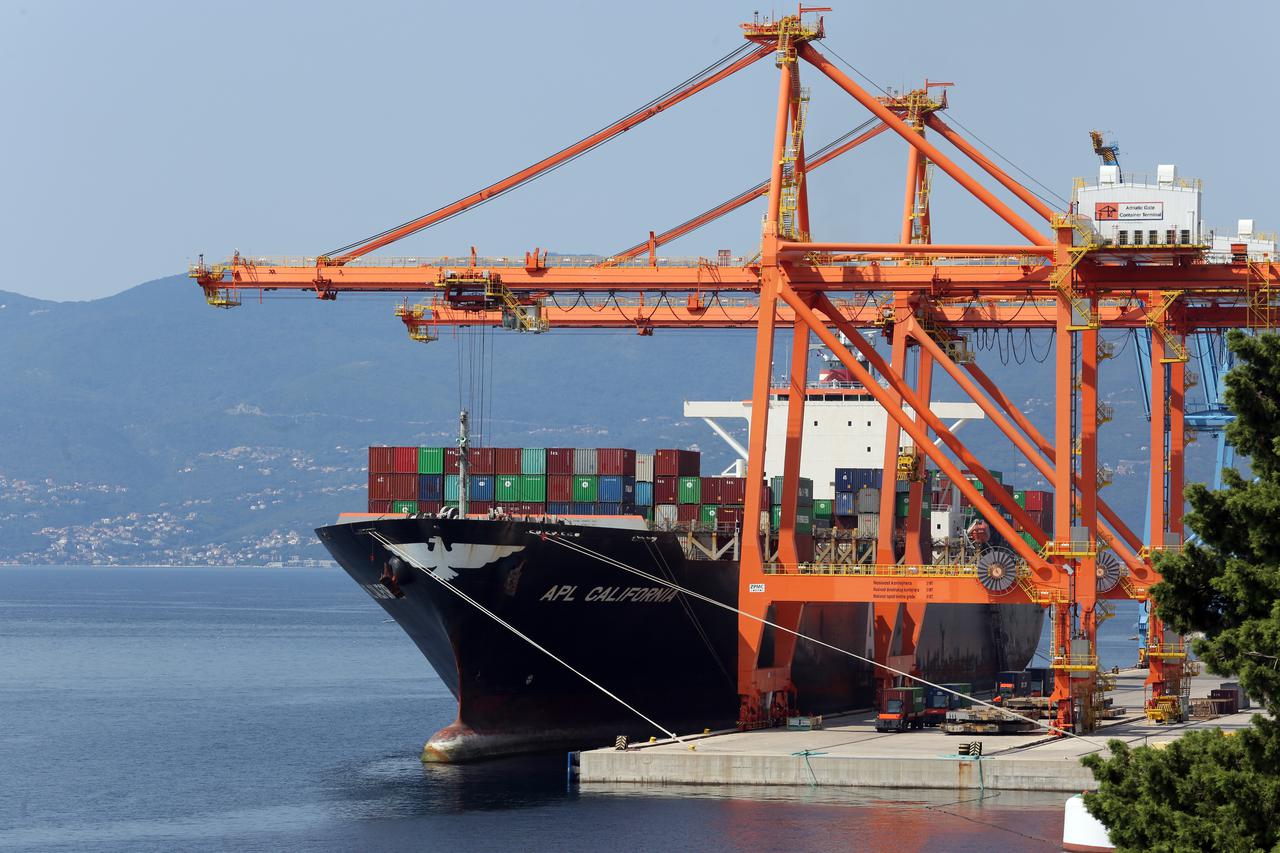 Rijeka: Ukrcavanje kontejnera na brod APL California