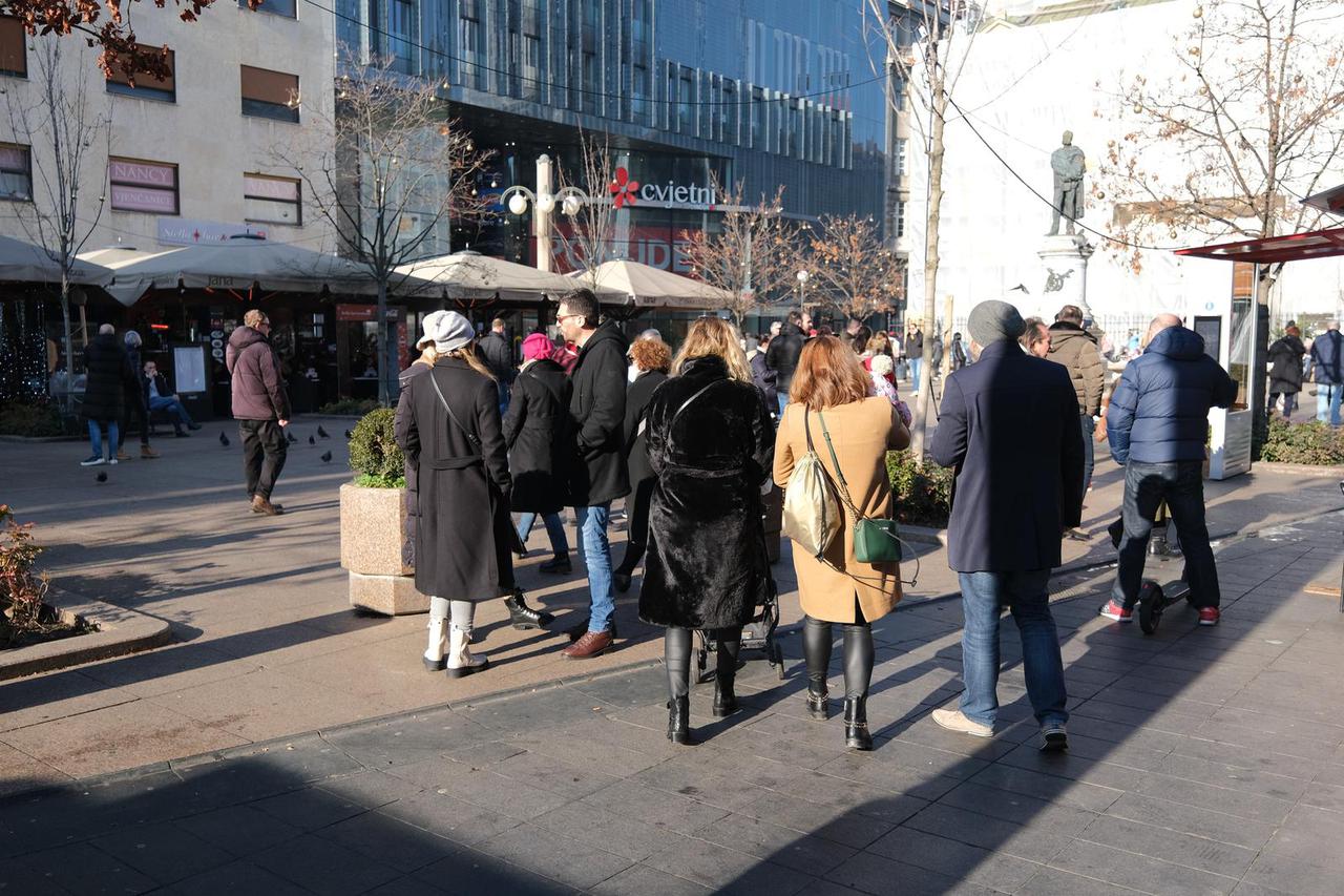 Sunčana novogodišnja nedjelja u Zagrebu napunila gradske ulice