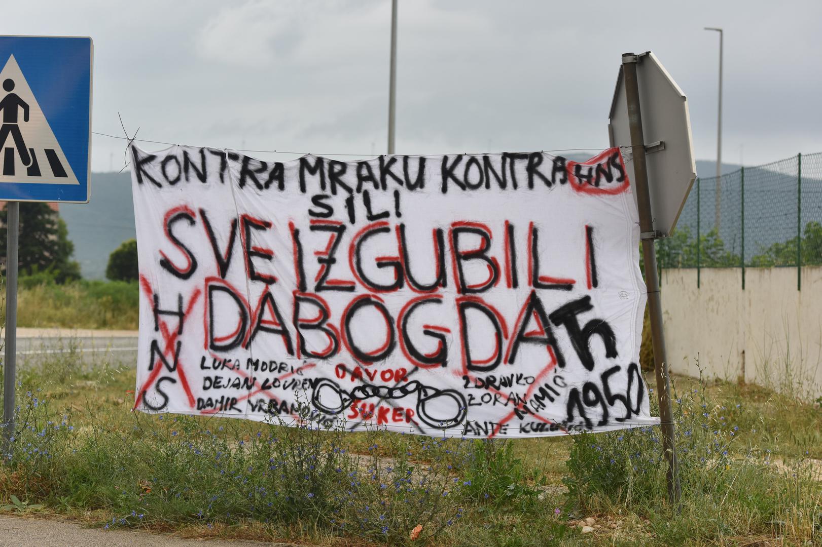 "Sve izgubili dabogda", stoji na transparentu protiv nogometne reprezentacije i HNS-a koji je danas osvanuo u Konjevratima kraj Šibenika