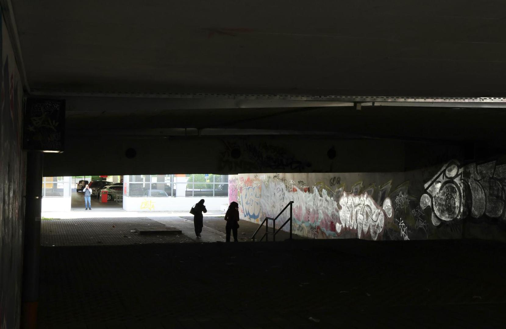 Naime, nakon što je zaprimljena dojava o eksploziji u pothodniku u Splitu, uspostavljeni su osiguranje i blokada šireg mjesta događaja.

