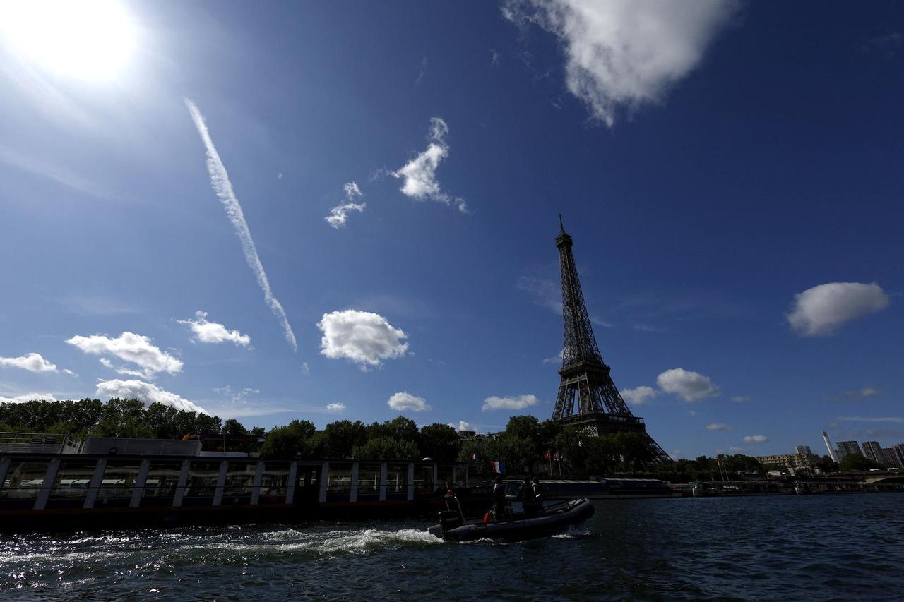 Technical test on the Seine river in Paris