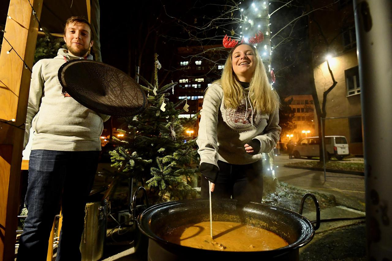 Ispred Učiteljskoga fakulteta otvoren je Advent Sveučilišta u zagrebu