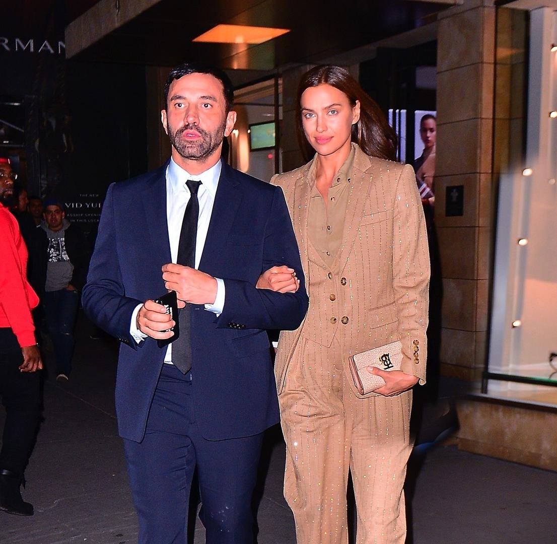 Ubrzo nakon toga, utjehu je pronašla u naručju holivudskog glumca Bradleyja Coopera. Njihova ljubav trajala je četiri godine, a 2017. postali su roditelji kćeri Lee de Seine Shayk Cooper. Iako su se razišli 2019. godine, ostali su u odličnim odnosima te zajedno sudjeluju u odgoju kćeri, često se pojavljujući zajedno u javnosti. 