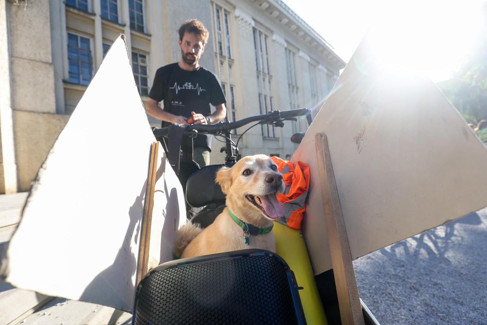 “Porast broja osobnih automobila i taxi vozila na prometnicama, posjedovanja automobila u kućanstvima (čak dva ili više) i nedostatna kvaliteta javnog prijevoza koja ga ne čini poželjnim, razlozi su kroničnog preopterećenja prometnica koje je postalo jedan od ključnih problema života u gradu Zagrebu i okolici”, upozoravaju u Sindikatu biciklista i dodaju: