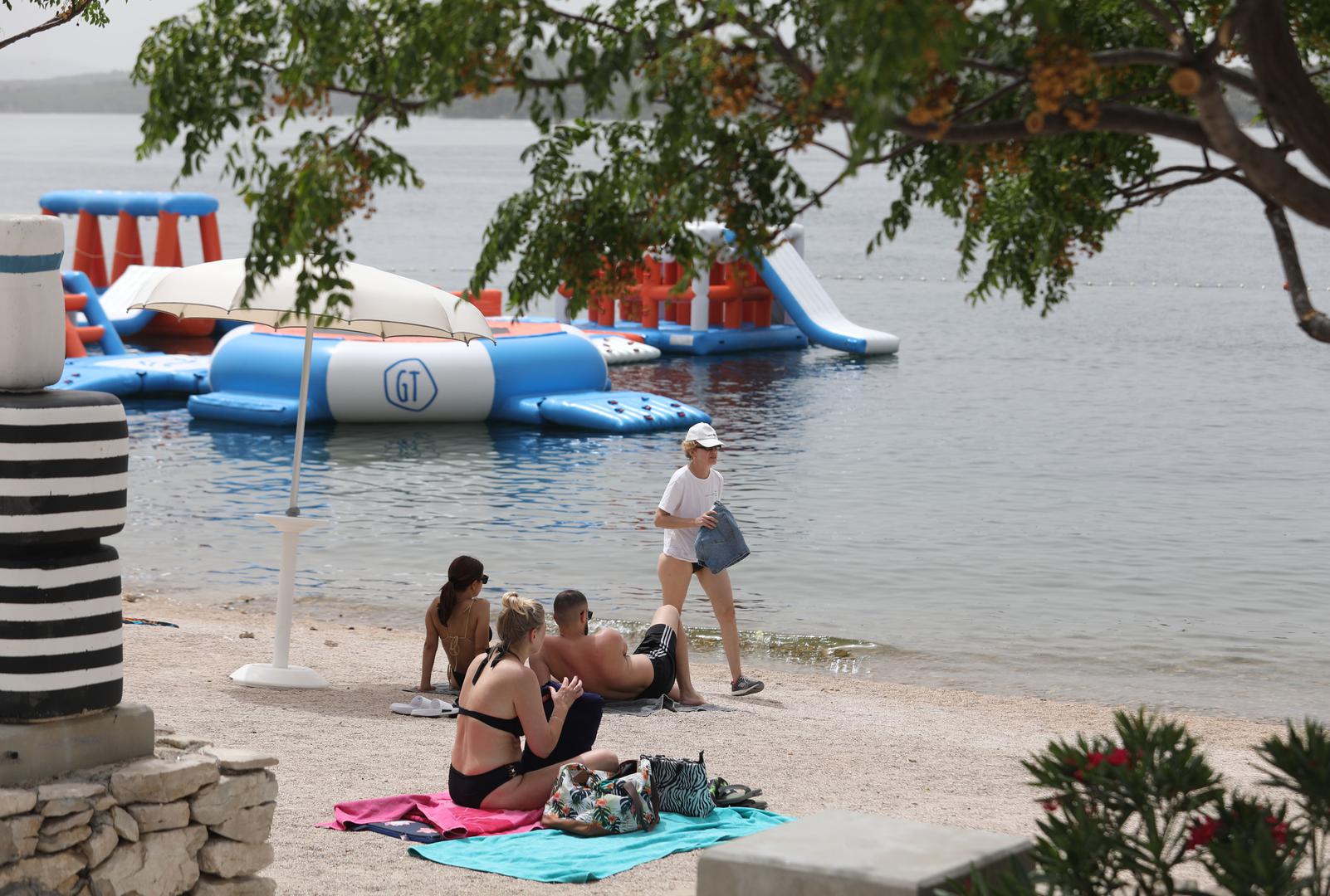 U petak u 14 sati u Kninu je, primjerice, izmjerena temperatura zraka od 39.9 °C.

