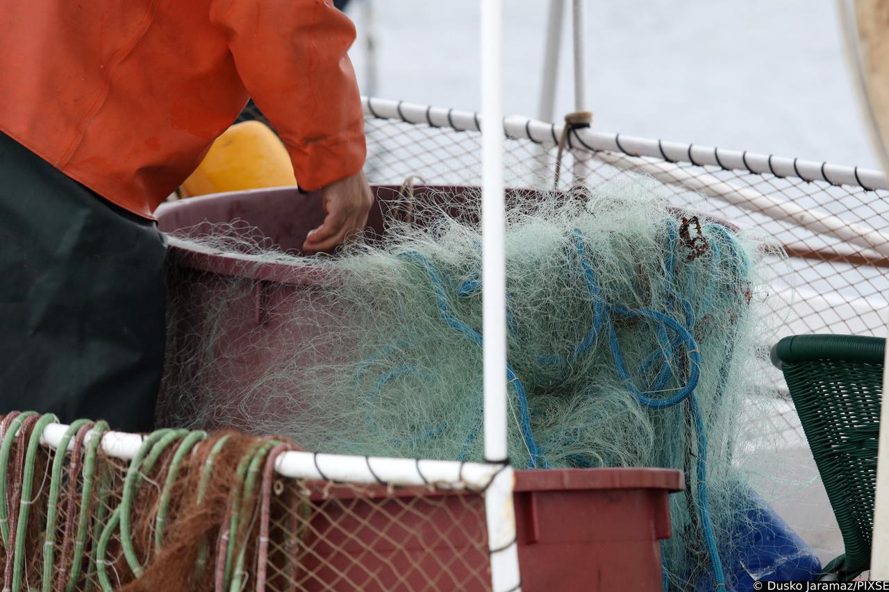 Zablaće: Ribar čisti i priprema mreže za sljedeći ribolov