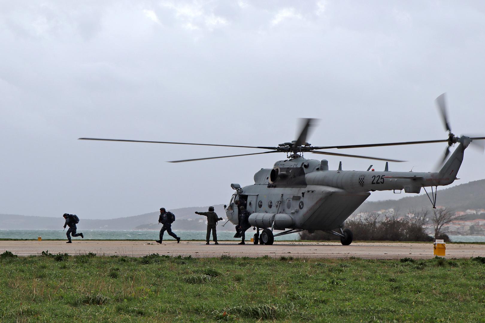 Postrojba je smještena u vojarni "116. brigada HV" u Pločama, na strateški važnom dijelu južnog Jadrana što joj omogućuje brzo djelovanje na moru, obali i otocima.