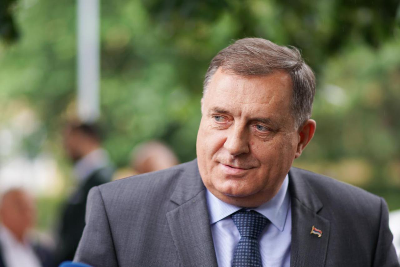 Banja Luka: Milorad Dodik s maskom na licu glasovao na parlamentarnim izborima