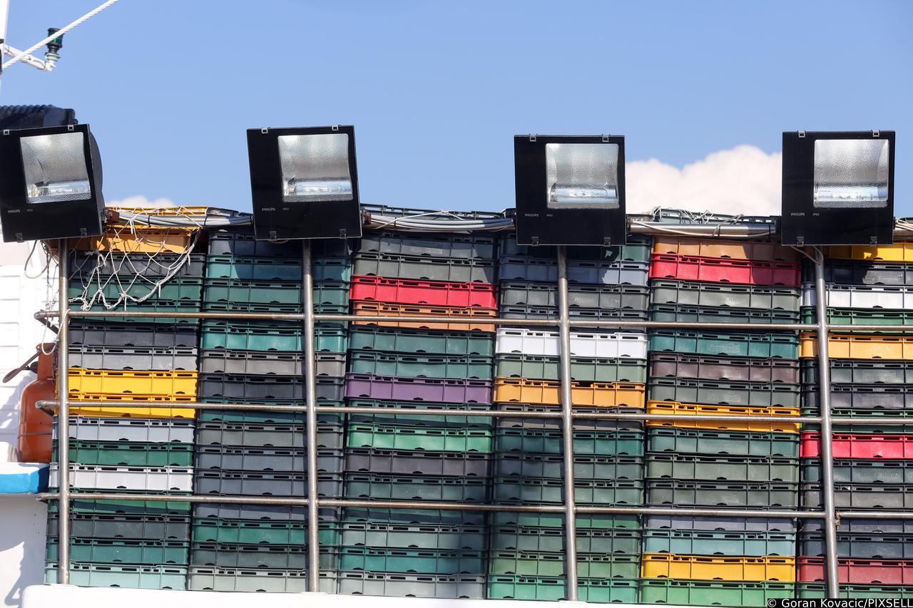 Prazne kašete za ribu na ribarskom brodu