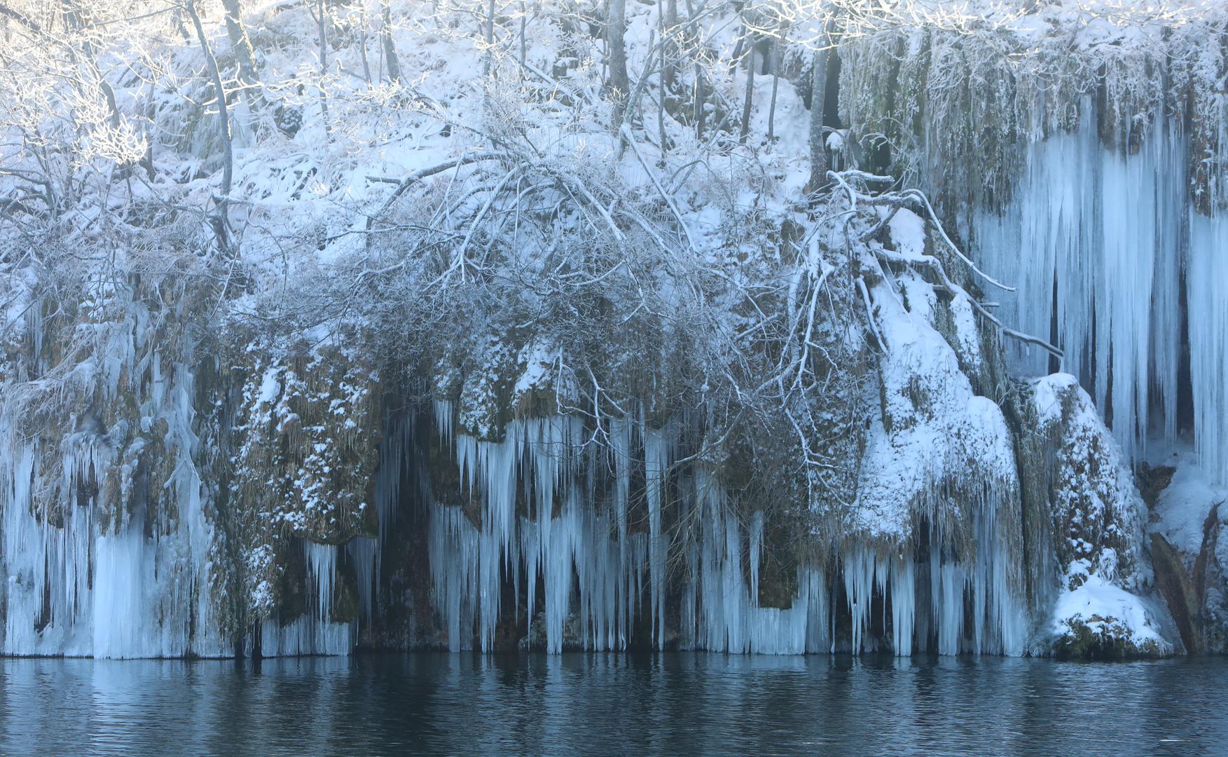 13.01.2024., Plitvicka jezera - Snijeg i debeli minusi zaledili su slapove na Plitvickim jezerima koji mame uzdahe brojnih posjetitelja. Photo: Kristina Stedul Fabac/PIXSELL