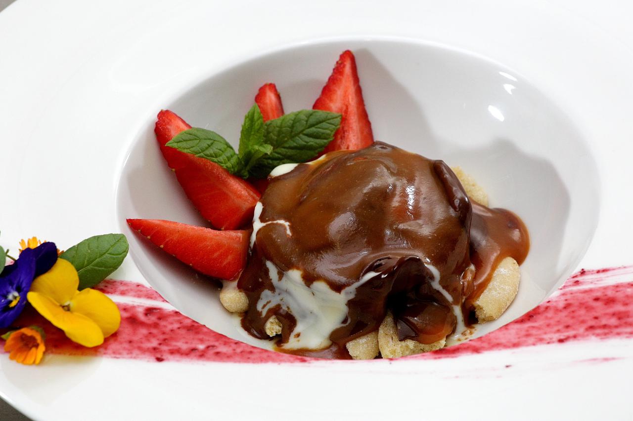 Kugla s vrućim karamelom i jagodama