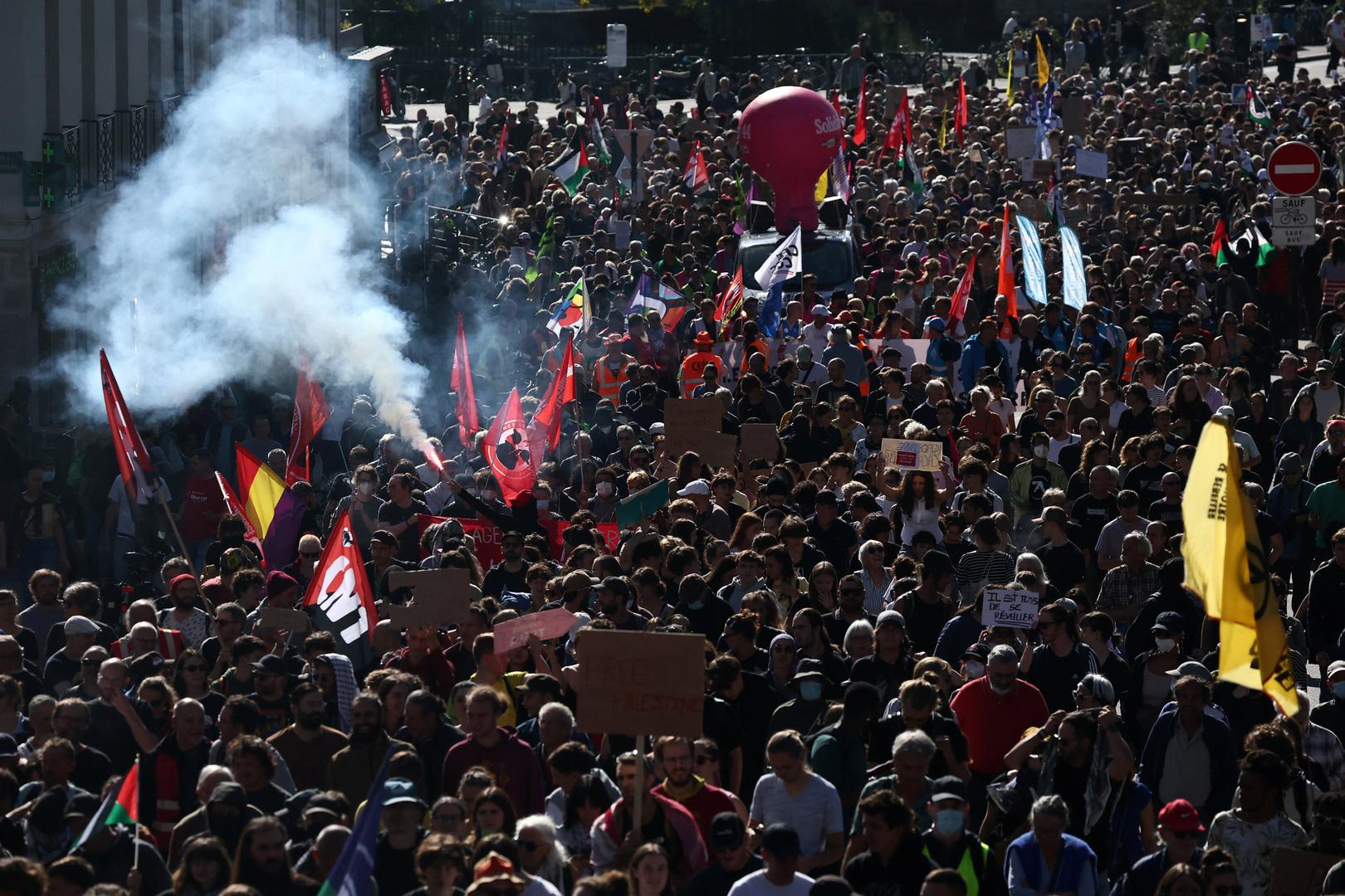 
Dan su obilježile visoke napetosti i sporadično nasilje. Neviđene snage od 80.000 policajaca raspoređene su diljem zemlje kako bi spriječile kaos. 