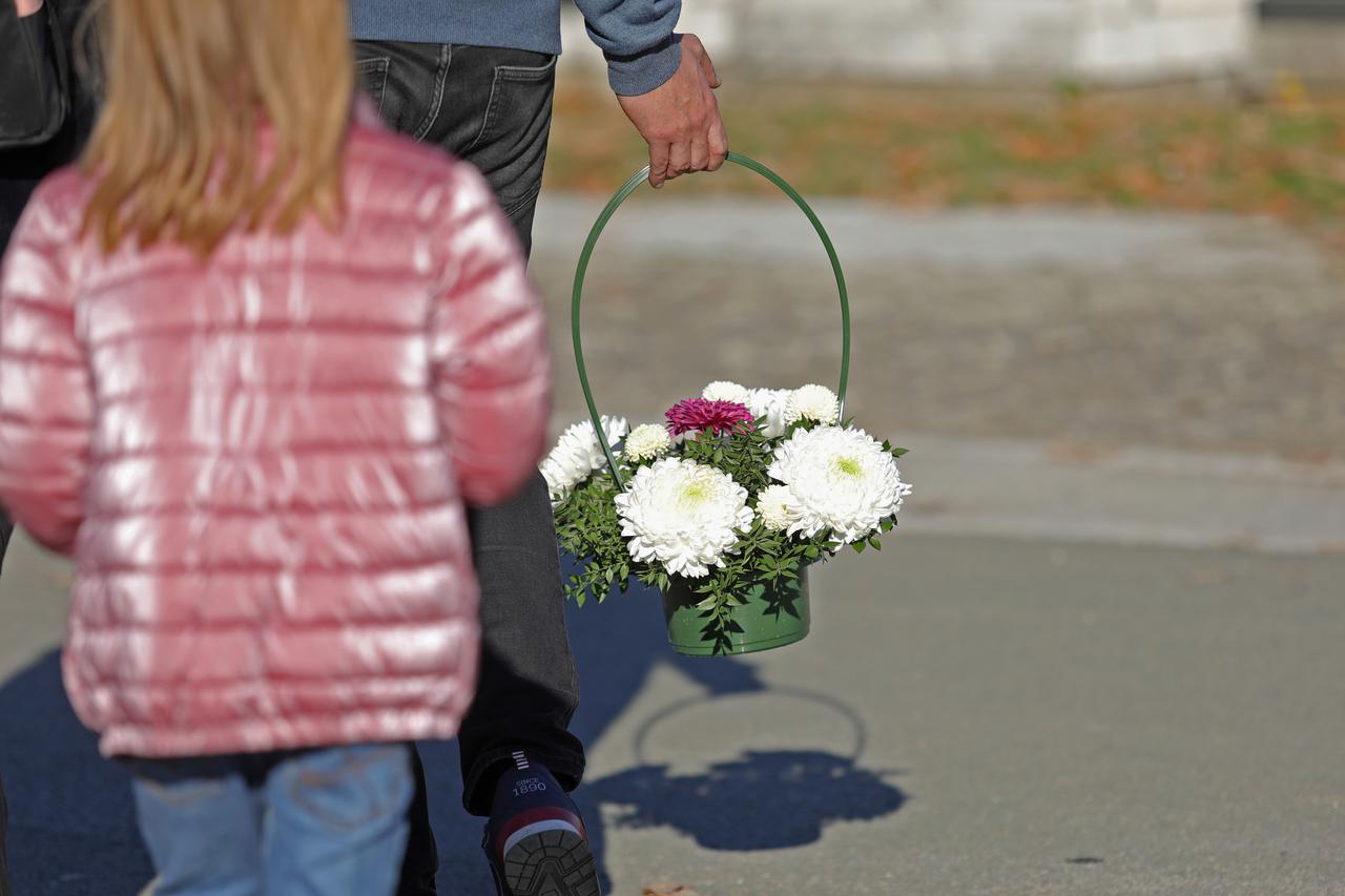 Osijek: Građani obilaze grobove na Centralnom groblju na dan Svih svetih.