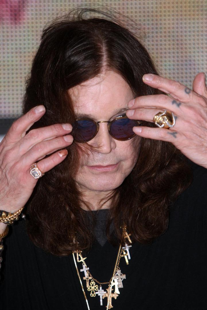 Ozzy je uporno tvrdio da je mislio da se radi o gumenoj igrački sve dok ga nije zagrizao, shvatio svoju pogrešku i brzo otišao u bolnicu kako bi se cijepio protiv bjesnoće. 