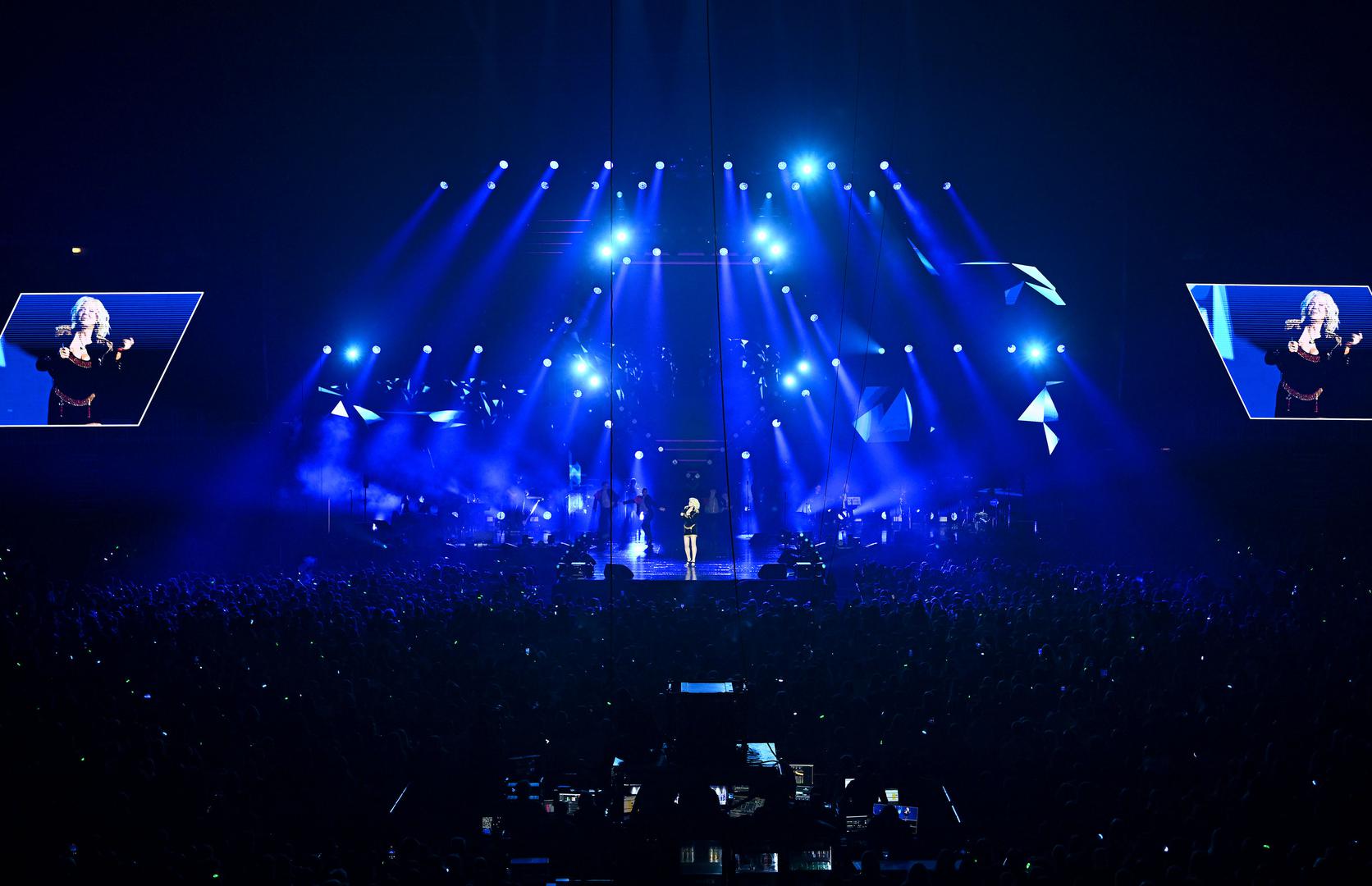 S hitovima poput "Uđi slobodno", "Pazi kome zavidiš", "Ti si moj greh", "Boliš i ne prolaziš", "Jugoslovenka",… ovaj petak stala je na najveću zagrebačku scenu i, nedvojbeno, u pravom stilu priredila publici večer koju će pamtiti. 