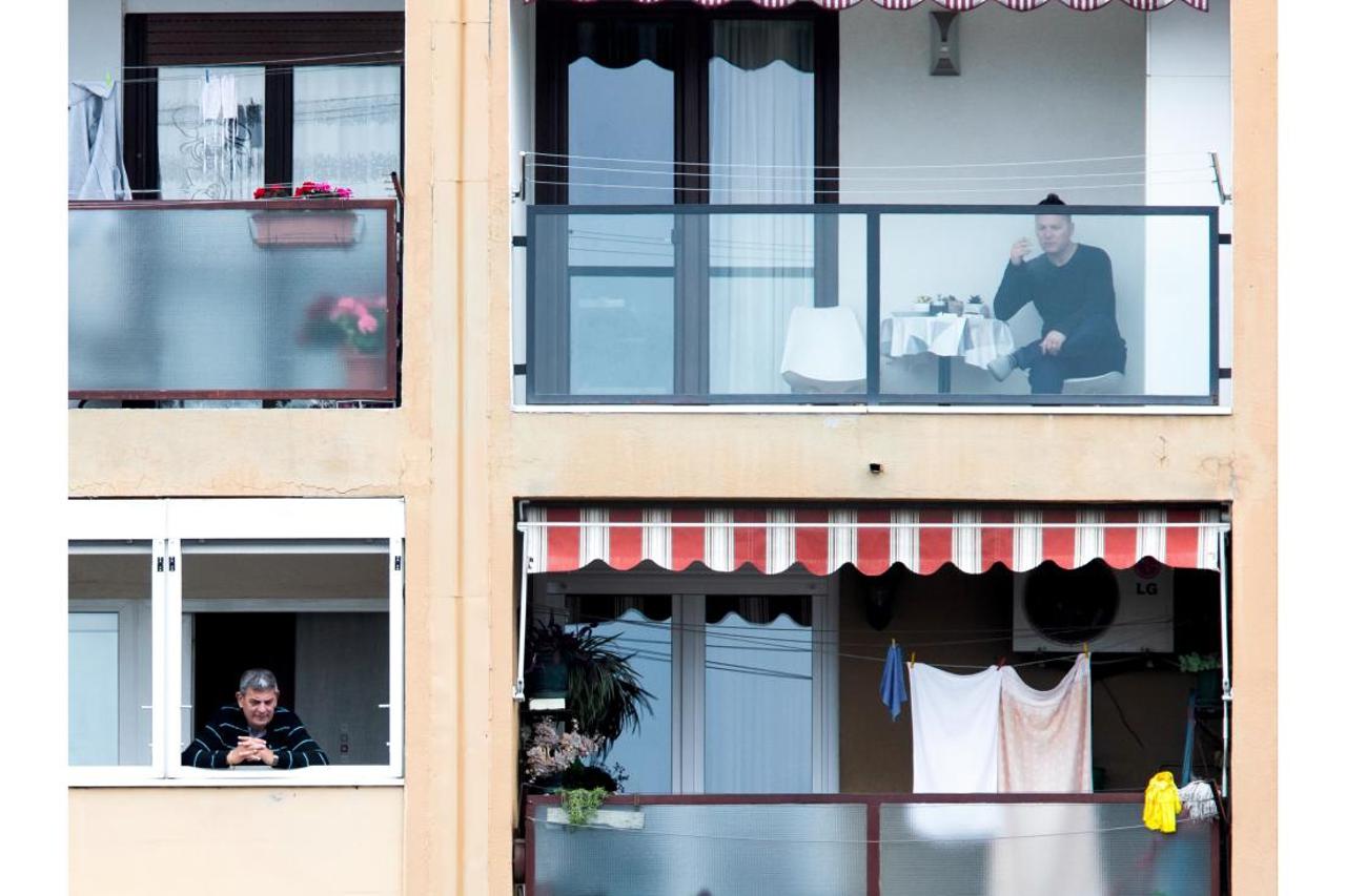 Gradani izdrzavaju izolaciju na svojim prozorima i balkonima