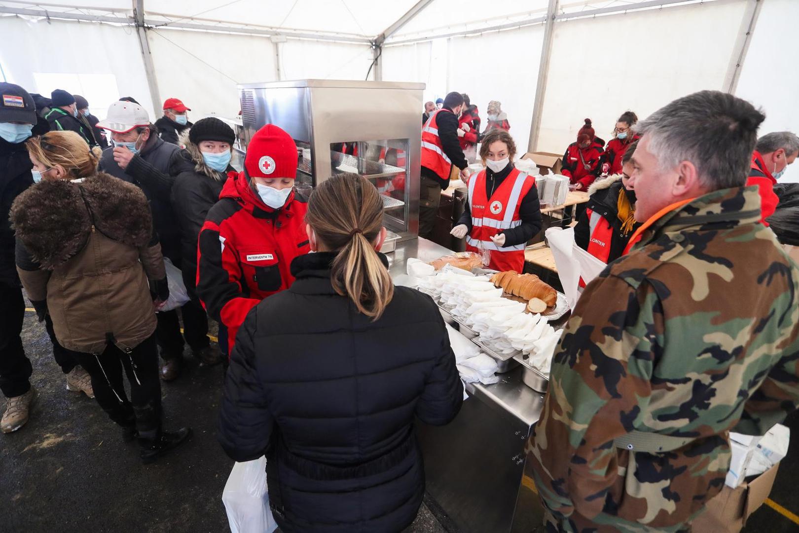 14.01.2021., Petrinja - Podjela hrane gradjanima tvrtke Pleter u postavljenom satoru na djecjem igralistu u Petrinji. Photo: Luka Stanzl/PIXSELL