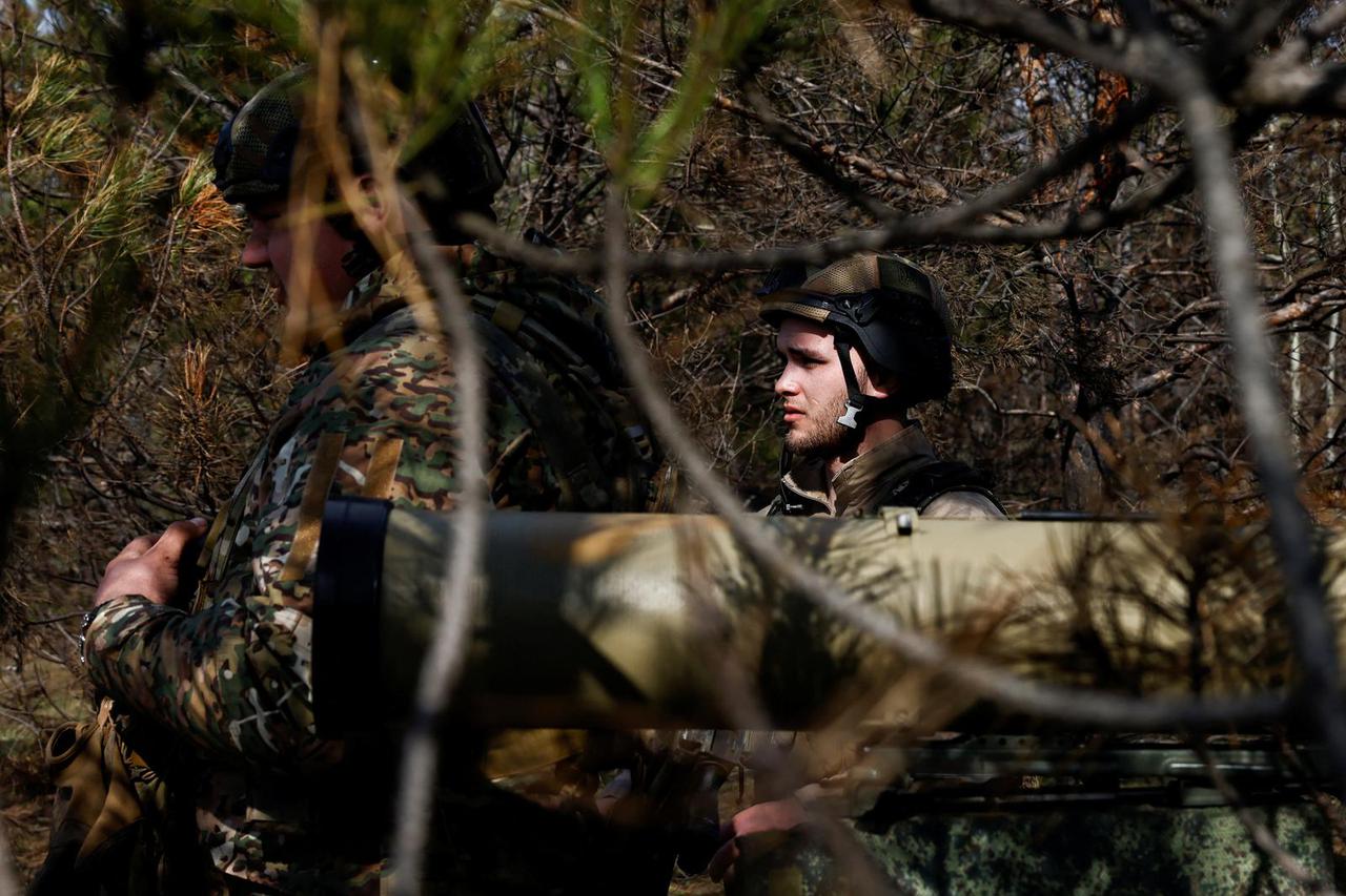 Ukrainian soldiers unveil Kornet guided missile launcher captured from Russian troops