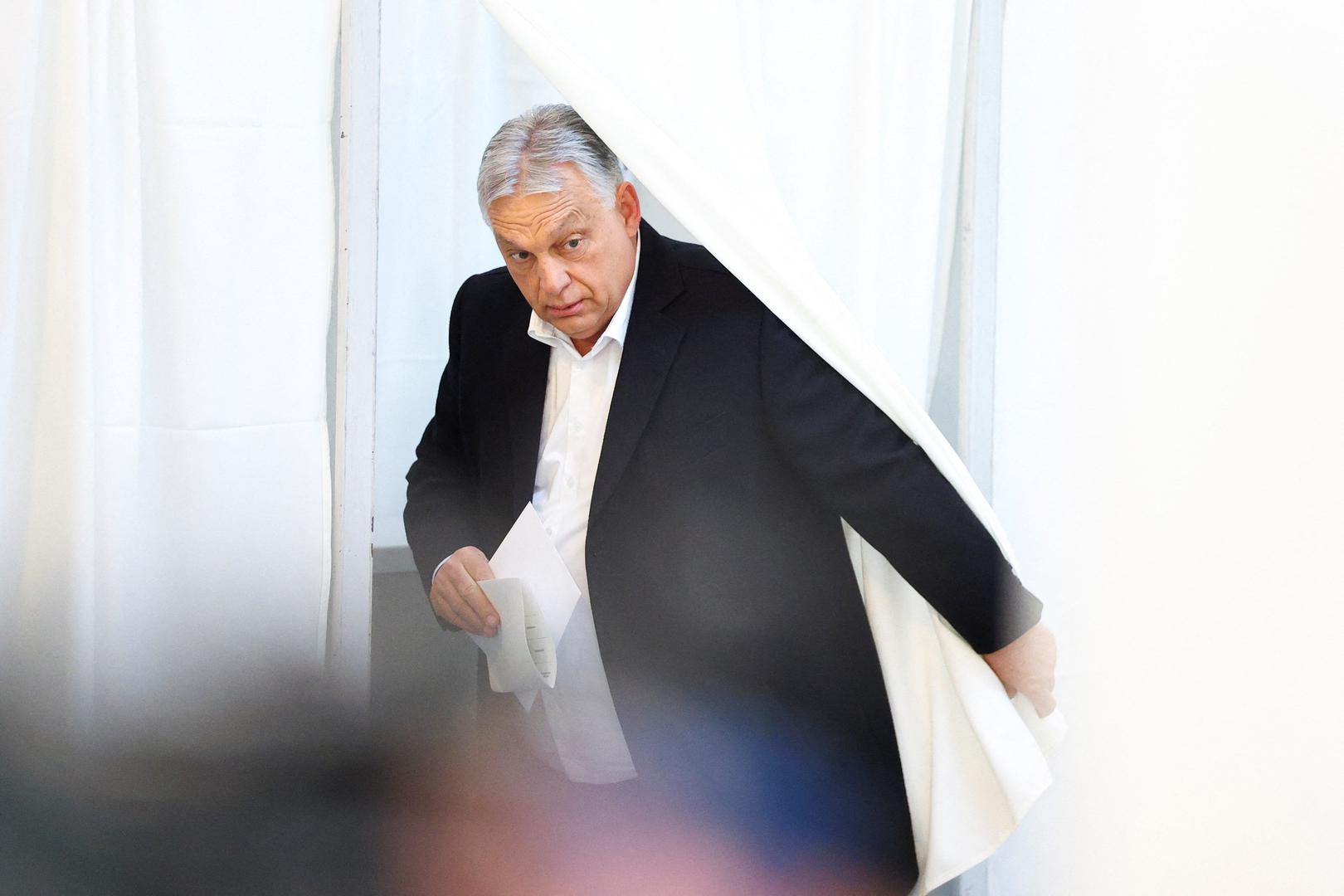 Na pitanje što bi drugačije učinio u kampanji, Orbán je odgovorio da to nije važno jer je sada sve iza njih. Novinari su ga podsjetili na njegovu raniju izjavu o "četiri nepravedne godine" te upitali koje specifične ciljeve vlada nije uspjela postići zbog kriza. Premijer je kazao da su trebali djelovati brže. Prema njegovim riječima, poduzeli su korake prema zadanim ciljevima, ali sve bi bilo lakše da je svijet bio prijateljski nastrojen. Upitan žali li za ičime iz proteklih 16 godina, kratko je poručio: "Hvala lijepo, dobro sam."