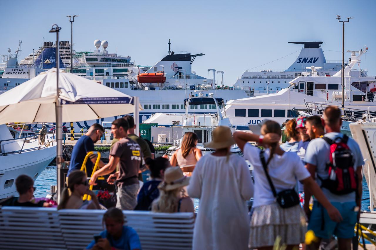 Split: Brojni turisti u šetnji gradskom rivom