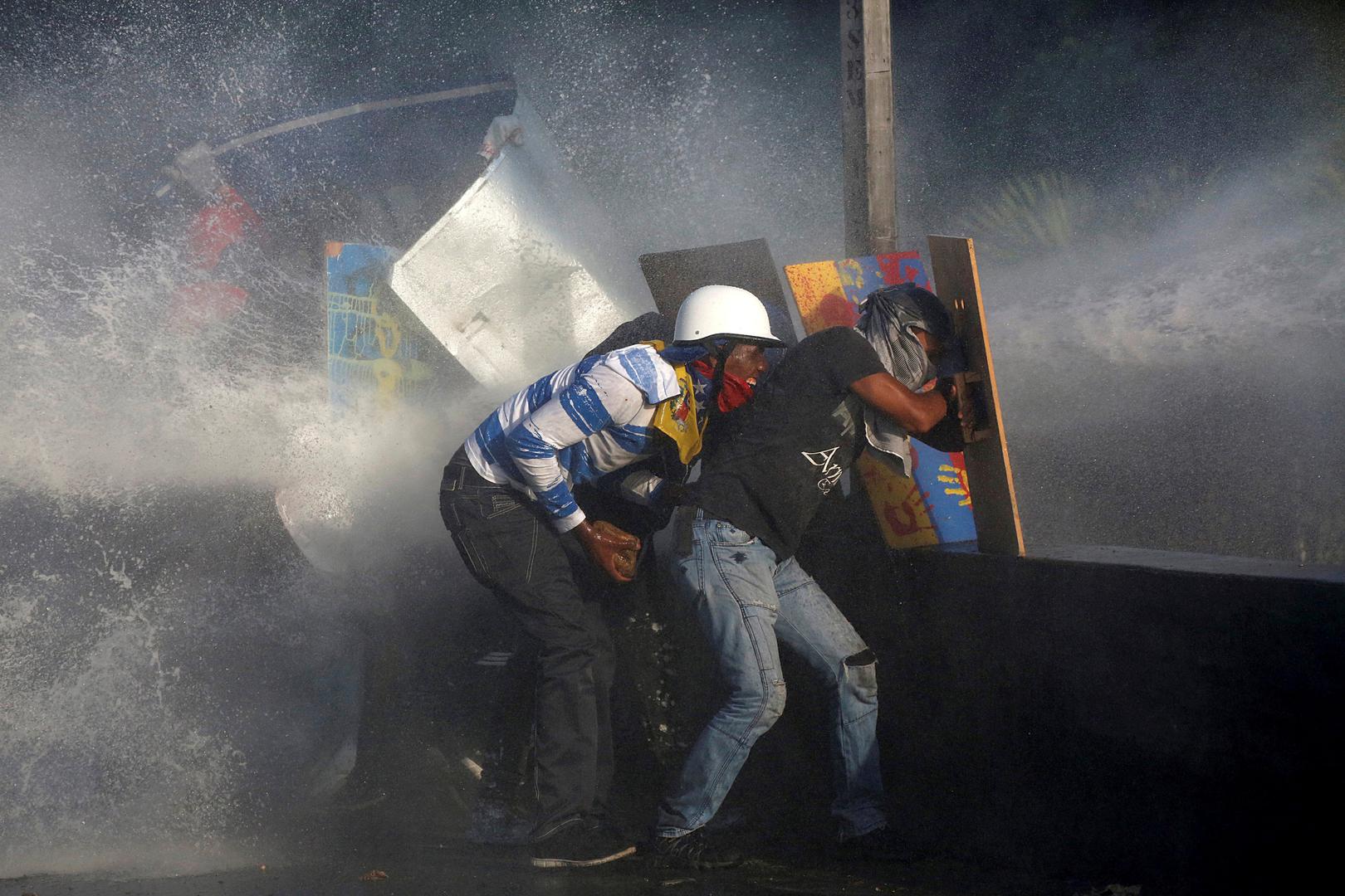 Pristaše opozicije u sukobu sa sigurnosnim snagama tijekom pobune protiv predsjednika Nicolasa Madura u Caracasu u Venezueli.