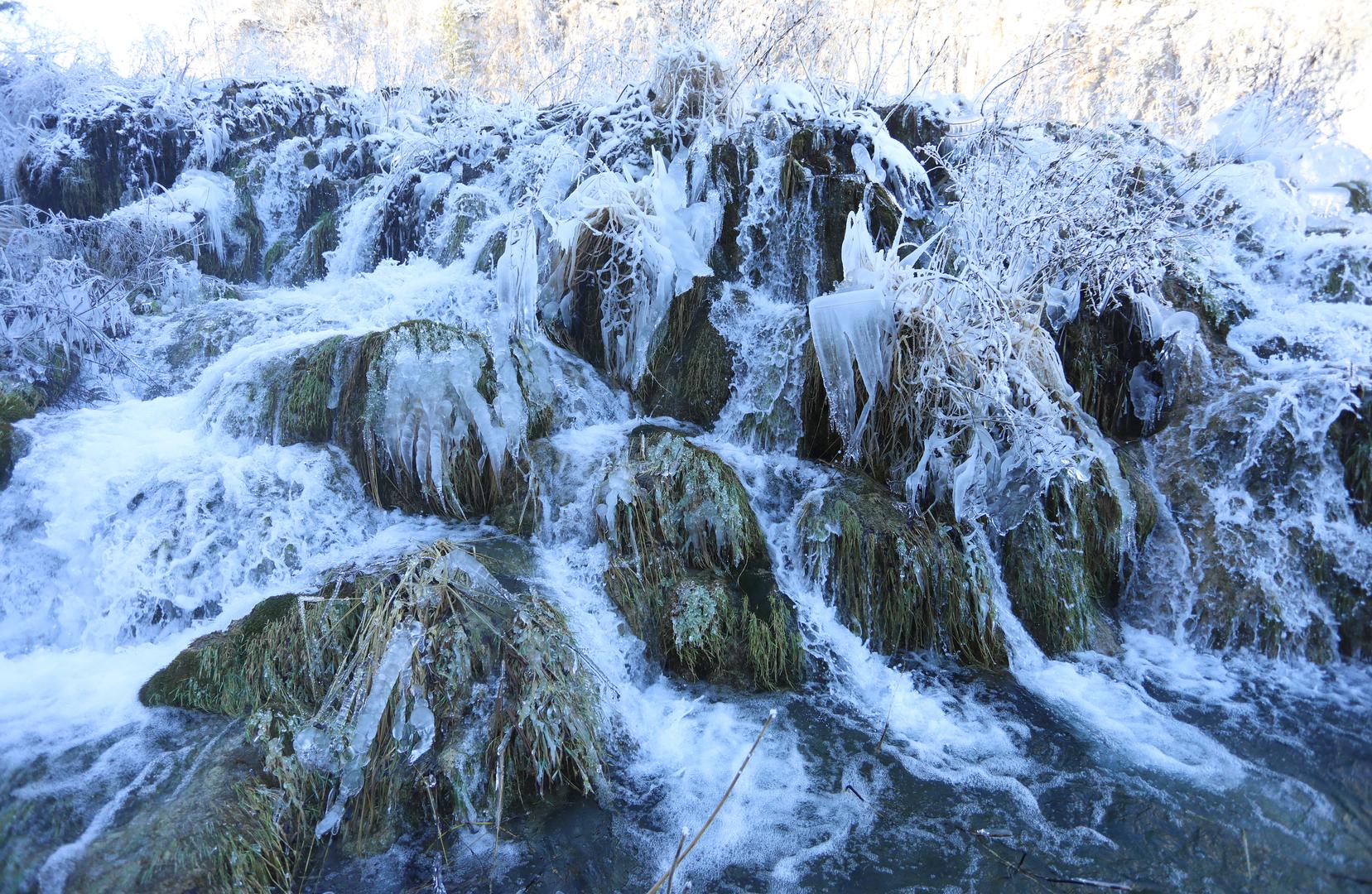 13.01.2024., Plitvicka jezera - Snijeg i debeli minusi zaledili su slapove na Plitvickim jezerima koji mame uzdahe brojnih posjetitelja. Photo: Kristina Stedul Fabac/PIXSELL