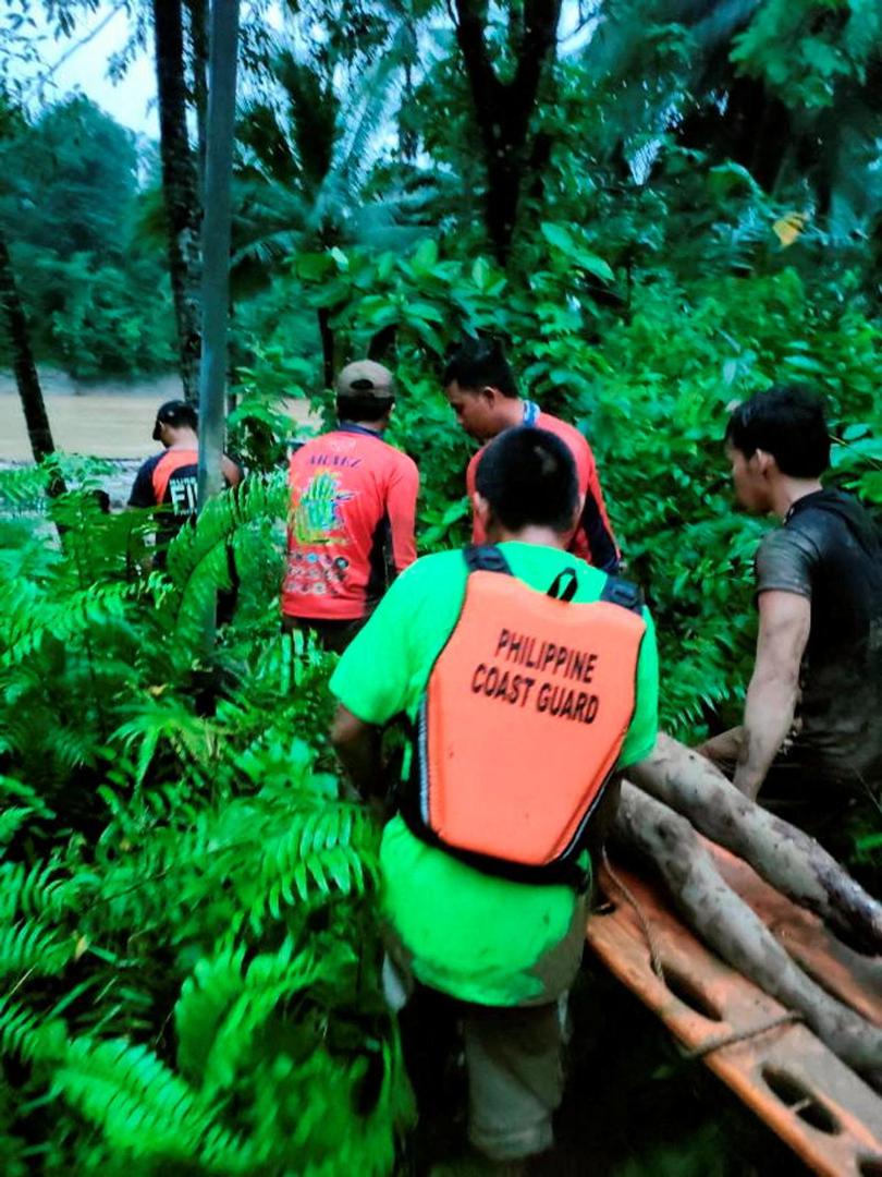 Rescuers carry a person injured in a landslide caused by the tropical storm Megi in Leyte Province, Philippines April 11, 2022. Picture taken April 11, 2022. Philippine Coast Guard/Handout via REUTERS  THIS IMAGE HAS BEEN SUPPLIED BY A THIRD PARTY. MANDATORY CREDIT. NO RESALES. NO ARCHIVES Photo: Philippine Coast Guard/REUTERS
