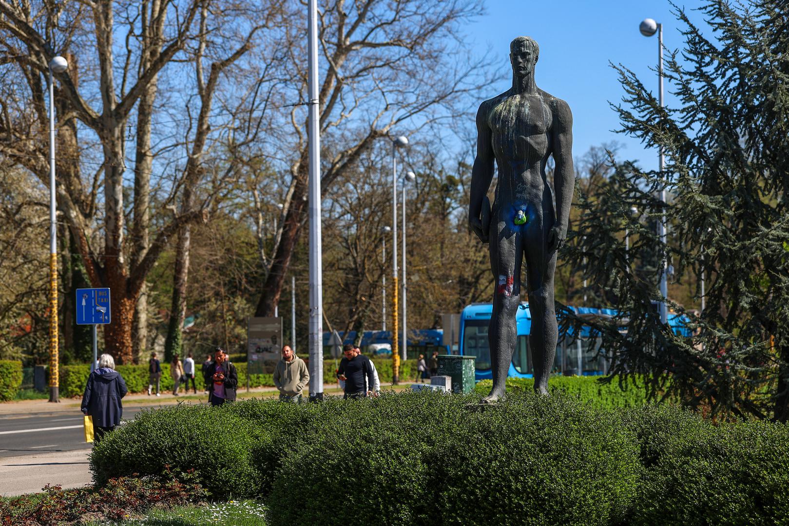 Ova neobična praksa prerasla je u tradiciju i svojevrsnu atrakciju koja redovito izaziva reakcije, osmijehe i fotografiranje prolaznika.