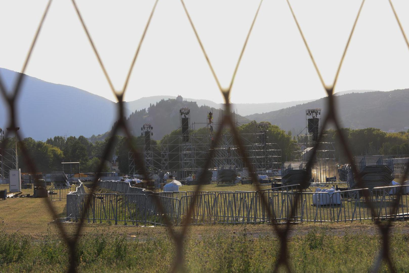 Na fotografijama koje možete pogledati u našoj fotogaleriji možete vidjeti kako će sve biti postavljeno. 