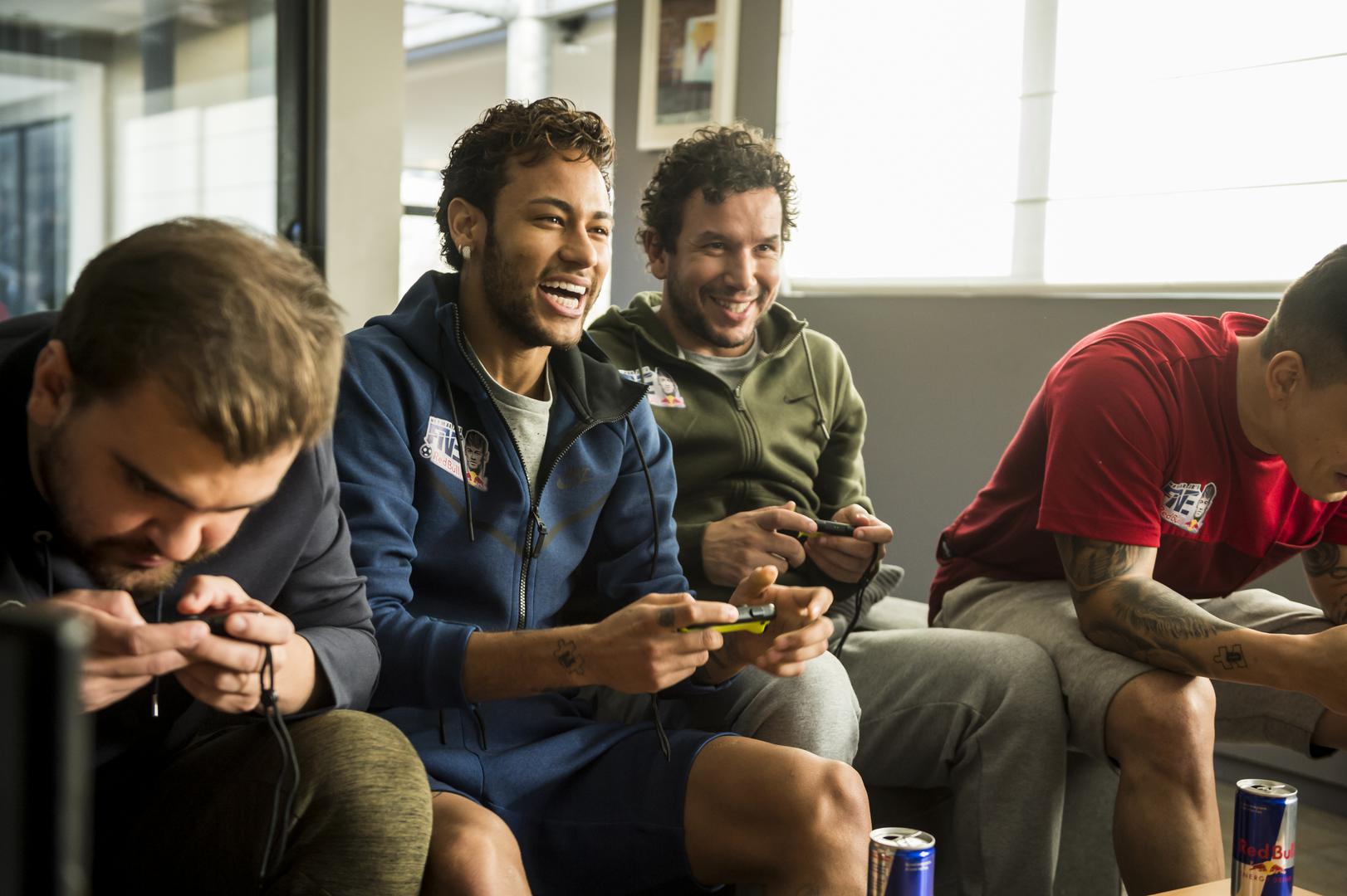 Neymar se trenutačno oporavlja nakon operacije desnog stopala zbog koje je za njega sezona završena.