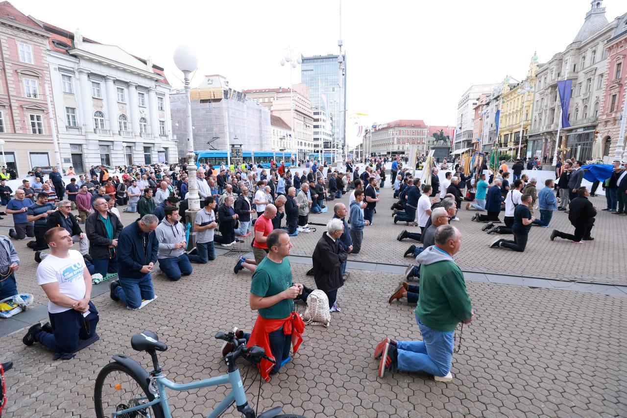 Zagreb: Muškarci okupljeni na molitvi krunice na Trgu bana Jelačića