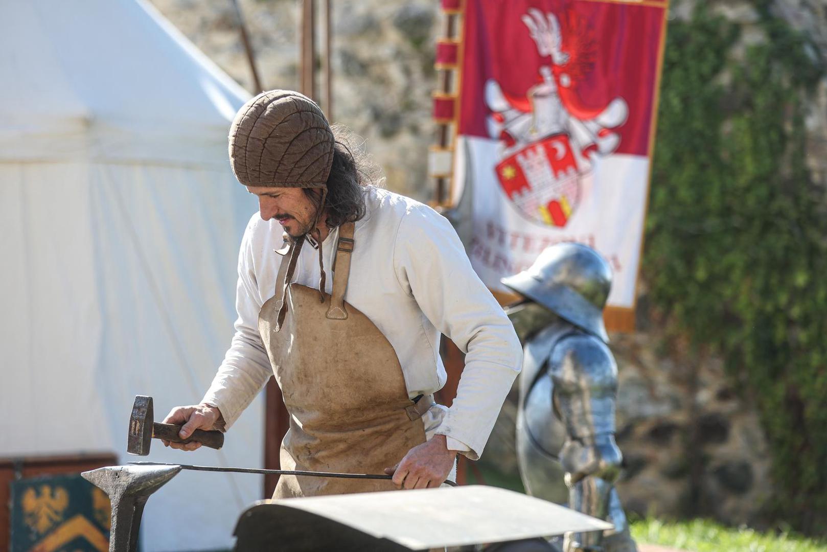 Godine 1994. pod južnom je kulom podignut "Oltar domovine", djelo kipara Kuzme Kovačića, u kojem gori vječni plamen u čast svim hrvatskim junacima.