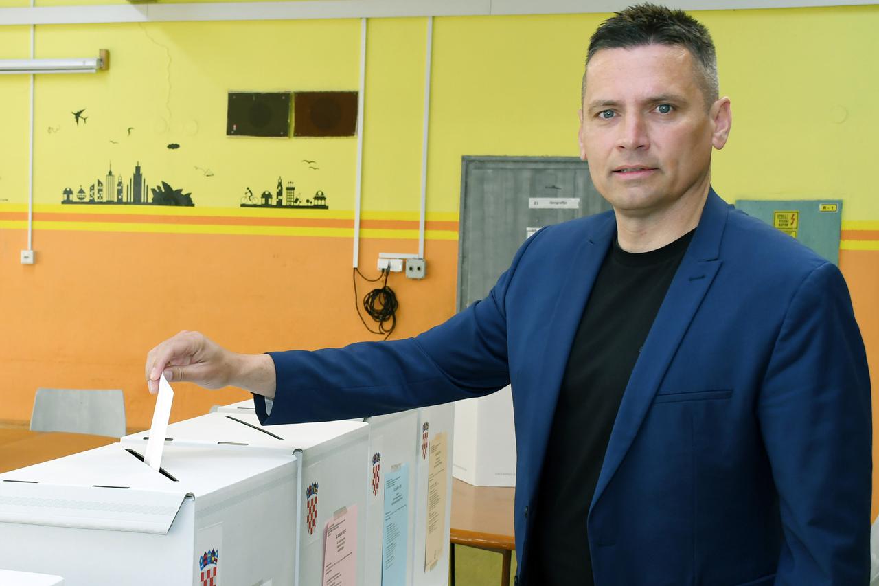 Sisak: Kandidat za gradonačelnika Domagoj Orlić glasovao na lokalnim izborima