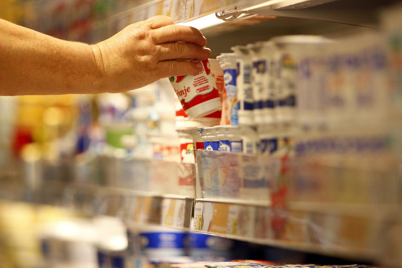 03.09.2008., Zagreb, Hrvatska-  Super Konzum na Crnomercu.  Snizenje marze sa odredjenih proizvoda koji se nalaze na policama svih 600 maloprodajnih  konzumovih ducana, to su 22 artikla izmedju kojih su kava ,mlijeko, secer, brasno, tjestenina i dr. Marza