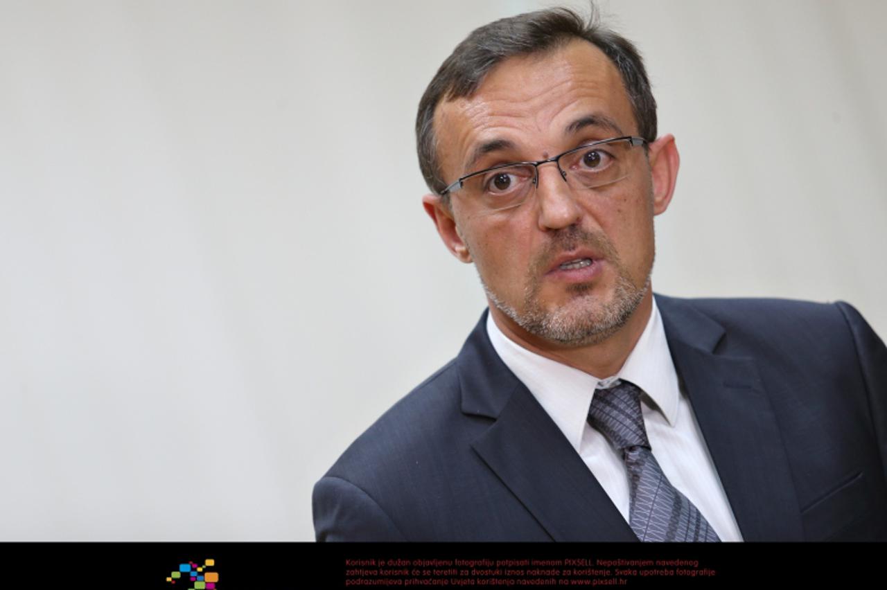 '19.11.2012., Zagreb - Ministar poljoprivrede Tihomir Jakovina i ministar Vanjske trgovine Republike Srpske, Milan Sarovic odrzali su konferenciju za medije u Ministarstvu poloprivrede u Vukovarskoj u