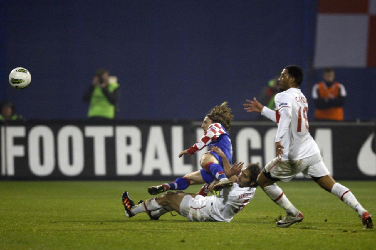 \'Hamit Altintop (R) and Kazim Kazim of Turkey challenges Luka Modric of Croatia during their Euro 2012 playoff qualifying soccer match at Maksimir stadium in Zagreb November 15, 2011.    REUTERS/Niko